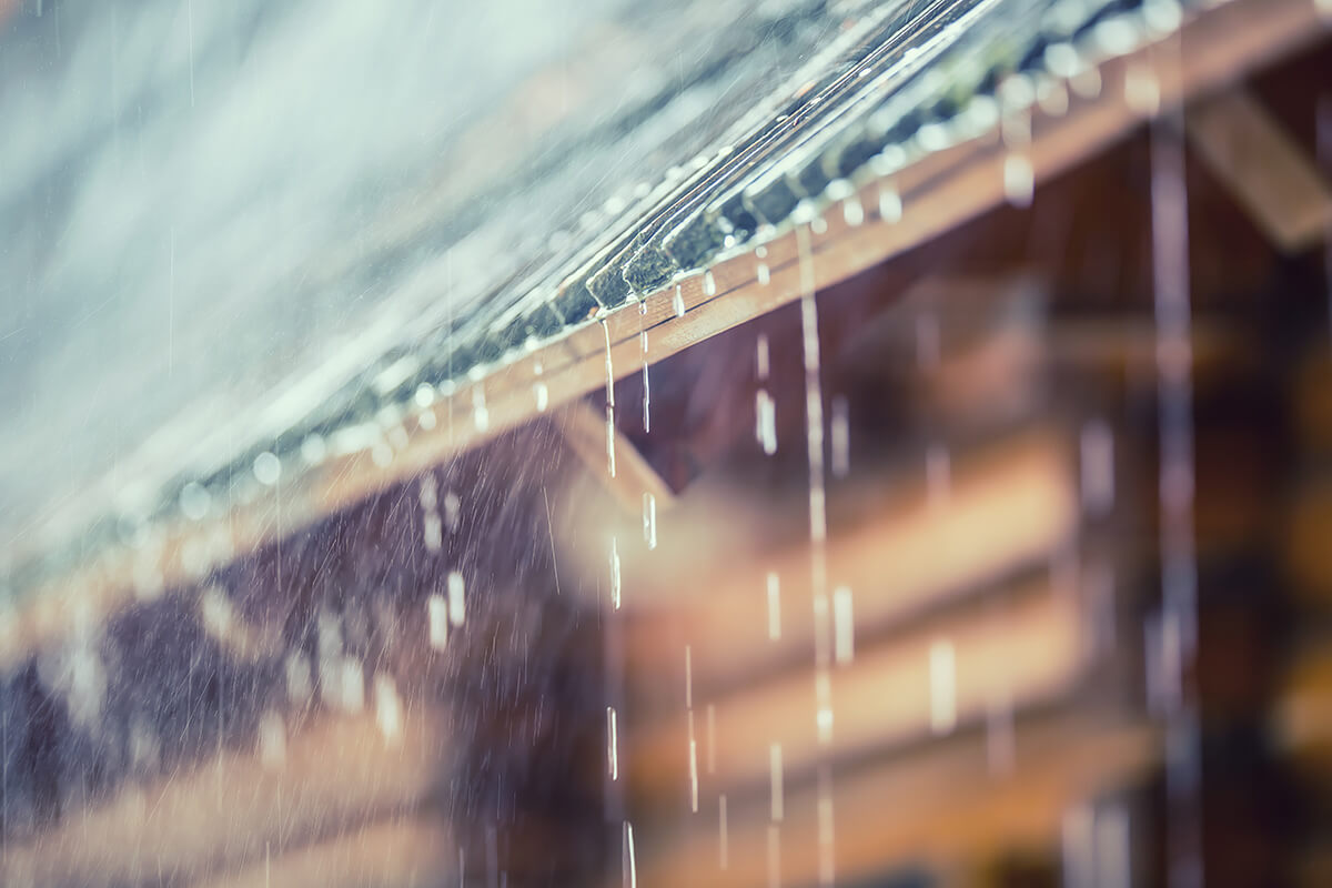 人工芝は雨水などの水はけも考慮して作られているため、大雨や台風の後でも特別な手入れは必要ありません。通常の地面のように、時間が経てば渇き、元の状態に戻ります。