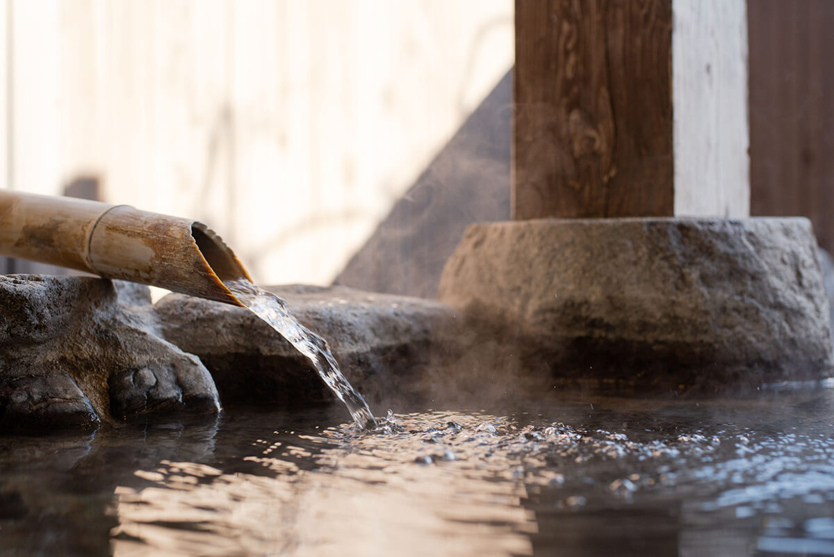 温泉成分が配合された「環境芝」を説明するためのイメージ画像