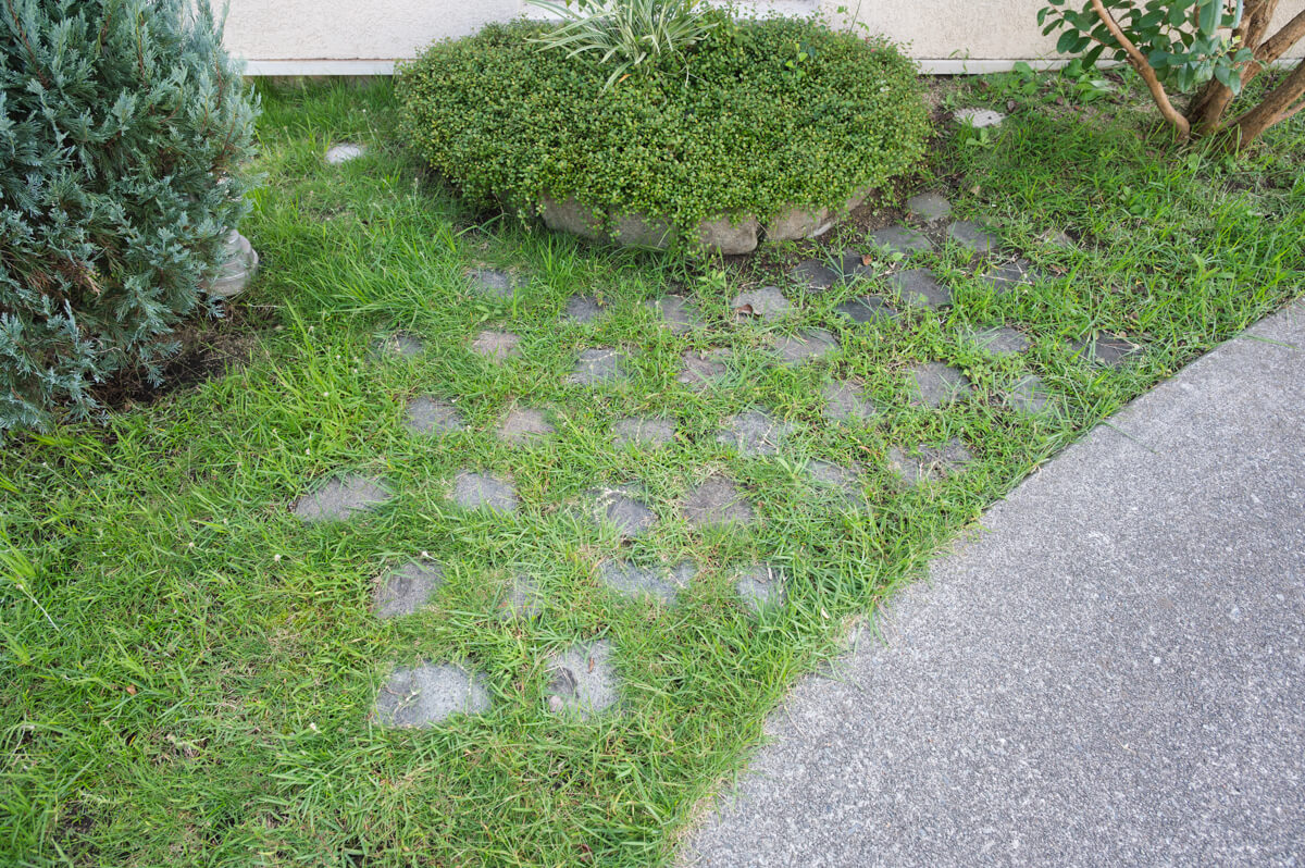 保育園の天然芝から人工芝への入れ替え工事の写真