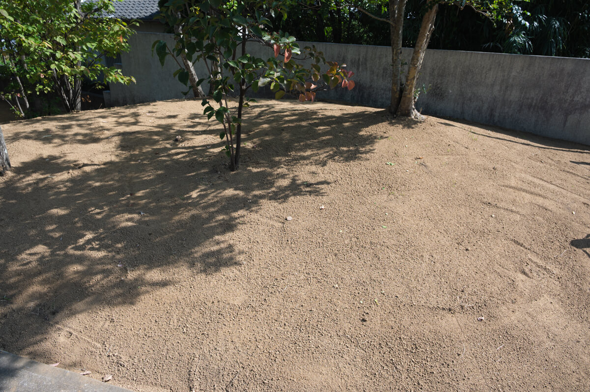 保育園の天然芝から人工芝への入れ替え工事の写真